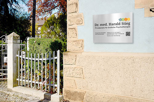 Haus mit Eingang und Schild Dr. Stieg Privatpraxis für Psychotherapie
